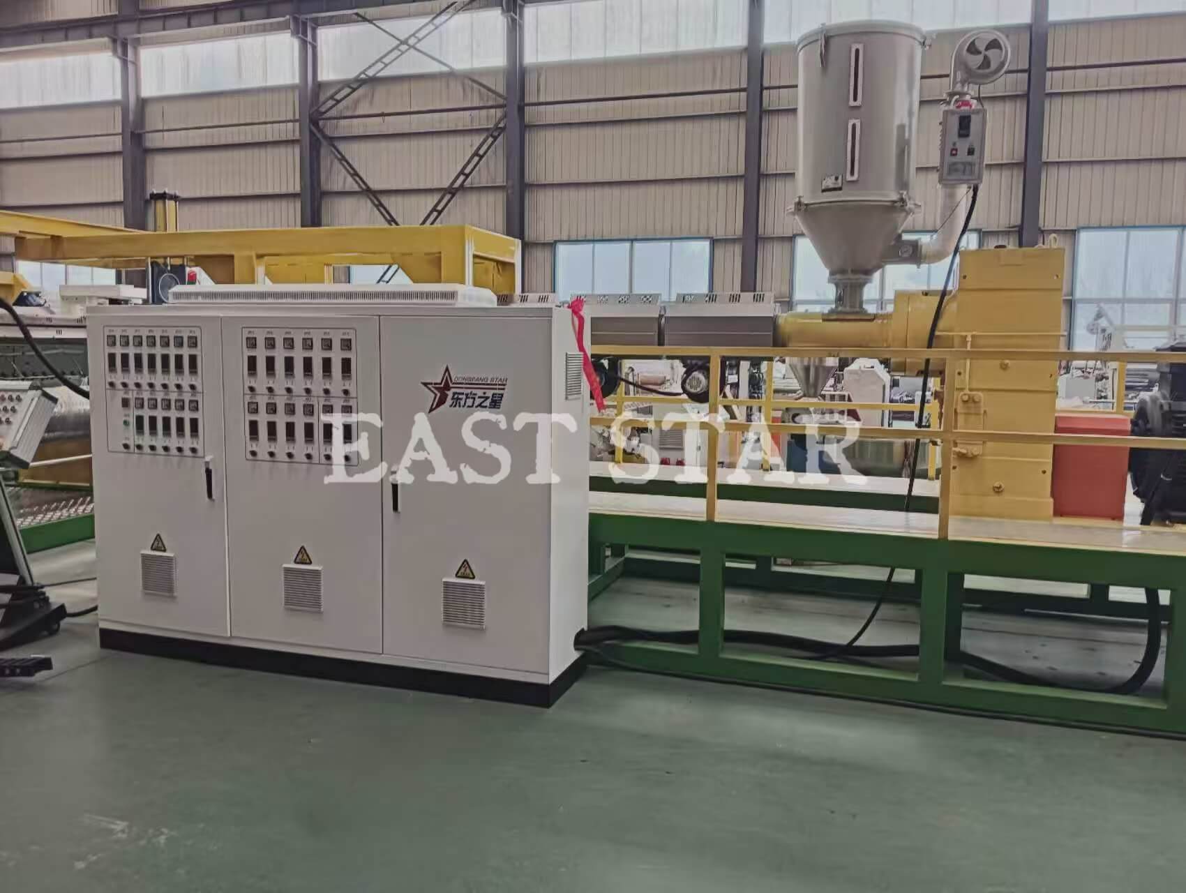 Průlomová inovace! Qingdao EASTSTAR Nová 2,4metrová pásová vytlačovací linka na hnůj úspěšně sjíždí z linky