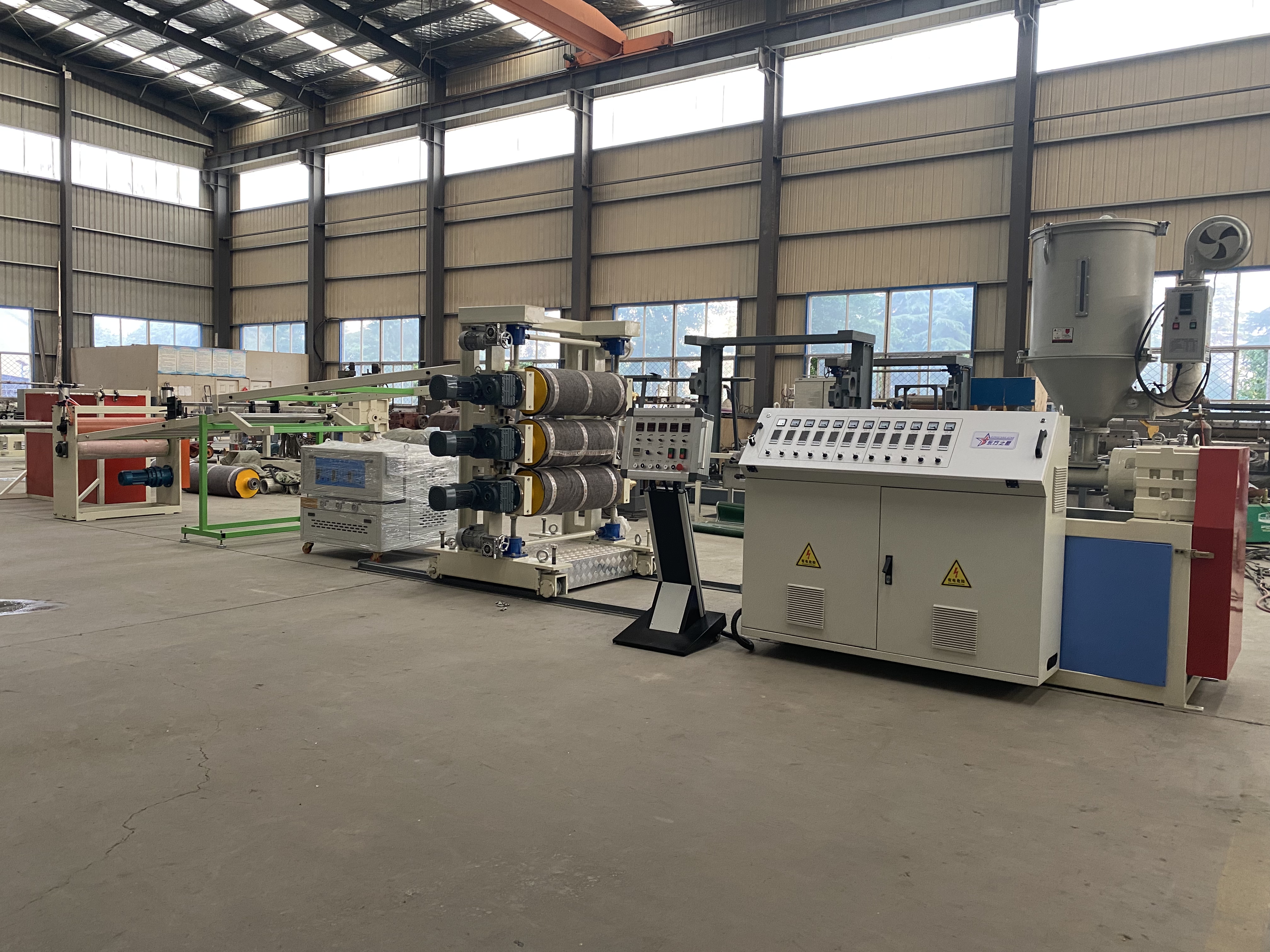 QINGDAO EASTSTAR dokončuje dodávku vysoce výkonné linky na výrobu PE/PP/PS plechů pro evropský trh s obaly