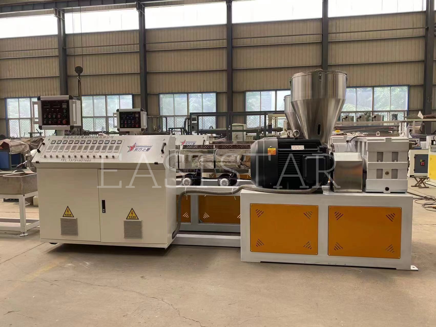 Náš technický tým provádí přesnou montáž paralelního dvoušnekového granulátoru TSSK65 pro našeho arabského klienta