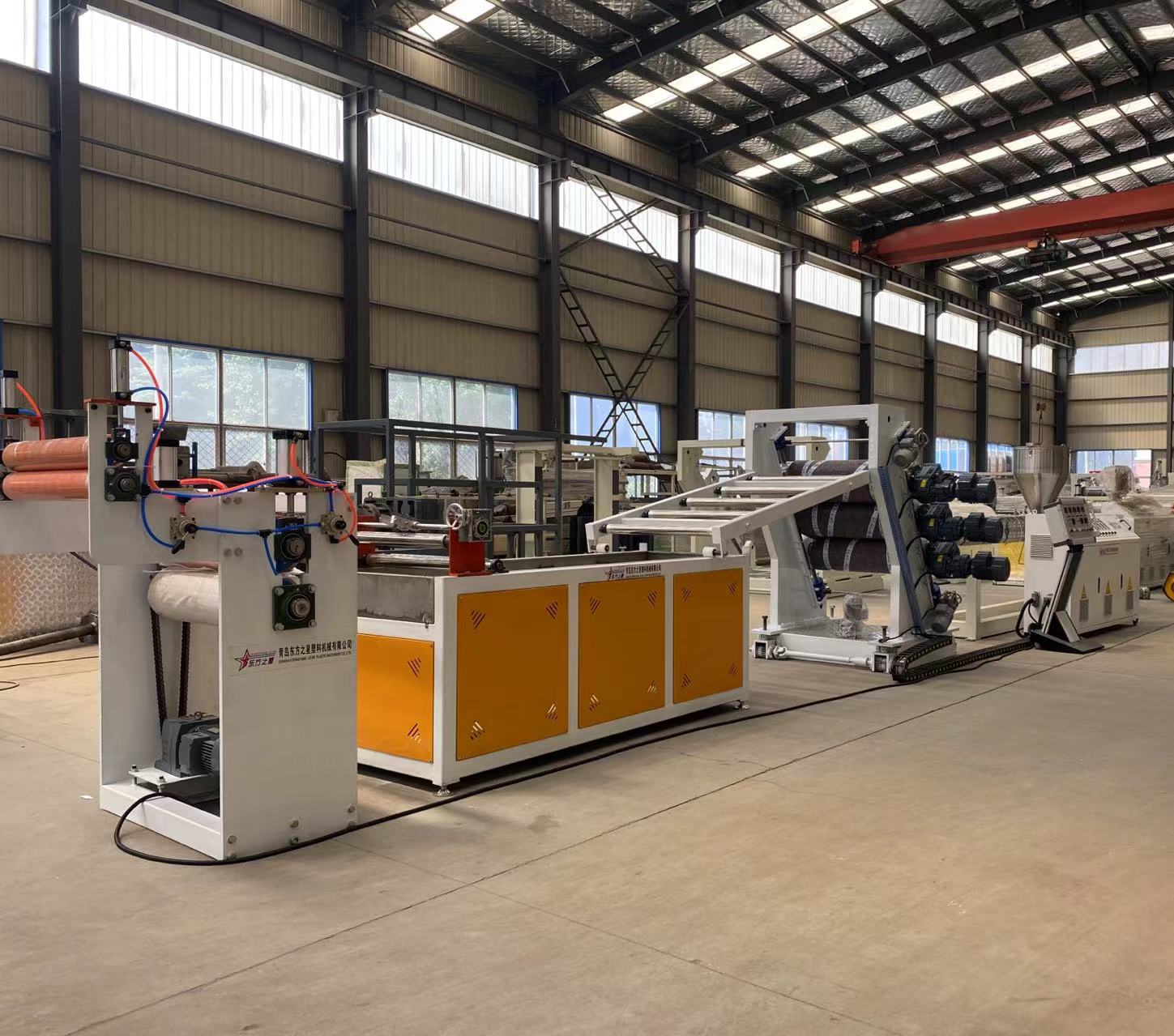 Profesionální řešení výrobních linek flexibilních dveřních závěsů z PVC umožňují efektivní výrobu průmyslových dveřních závěsů