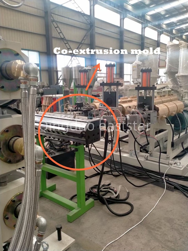 Profesionální výrobní linka na vícevrstvé koextruzní fólie z ABS umožňuje vysoce výkonnou výrobu kompozitních materiálů