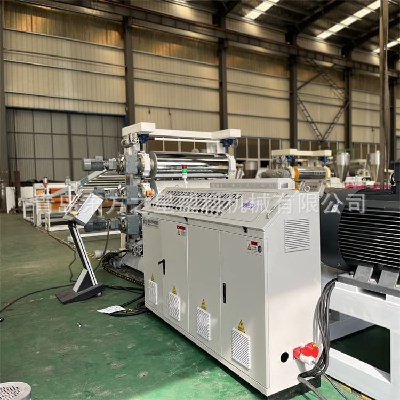 Výroba flexibilních plechů: Profesionální výrobní linka na flexibilní plechy SPVC umožňuje moderní vývoj hospodářských zvířat a stavebních materiálů