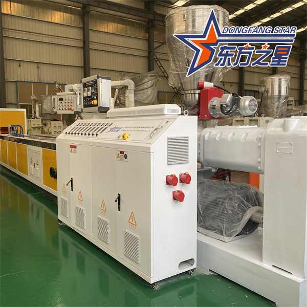 Zařízení pro vytlačování stropních panelů z PVC